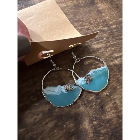 Handmade resin earrings with turtles - Picture 2 of 2